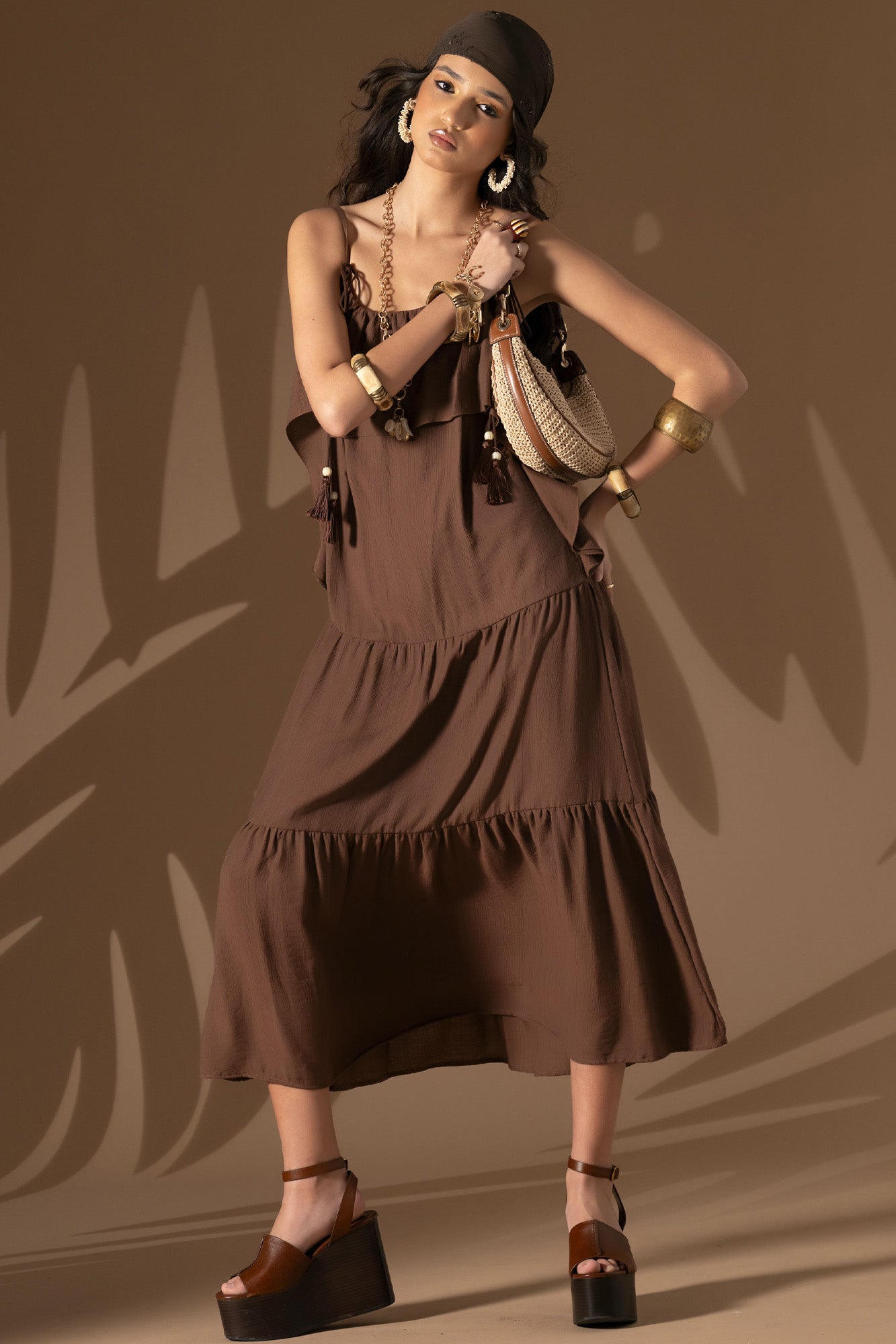 VESTIDO COM FOLHOS
