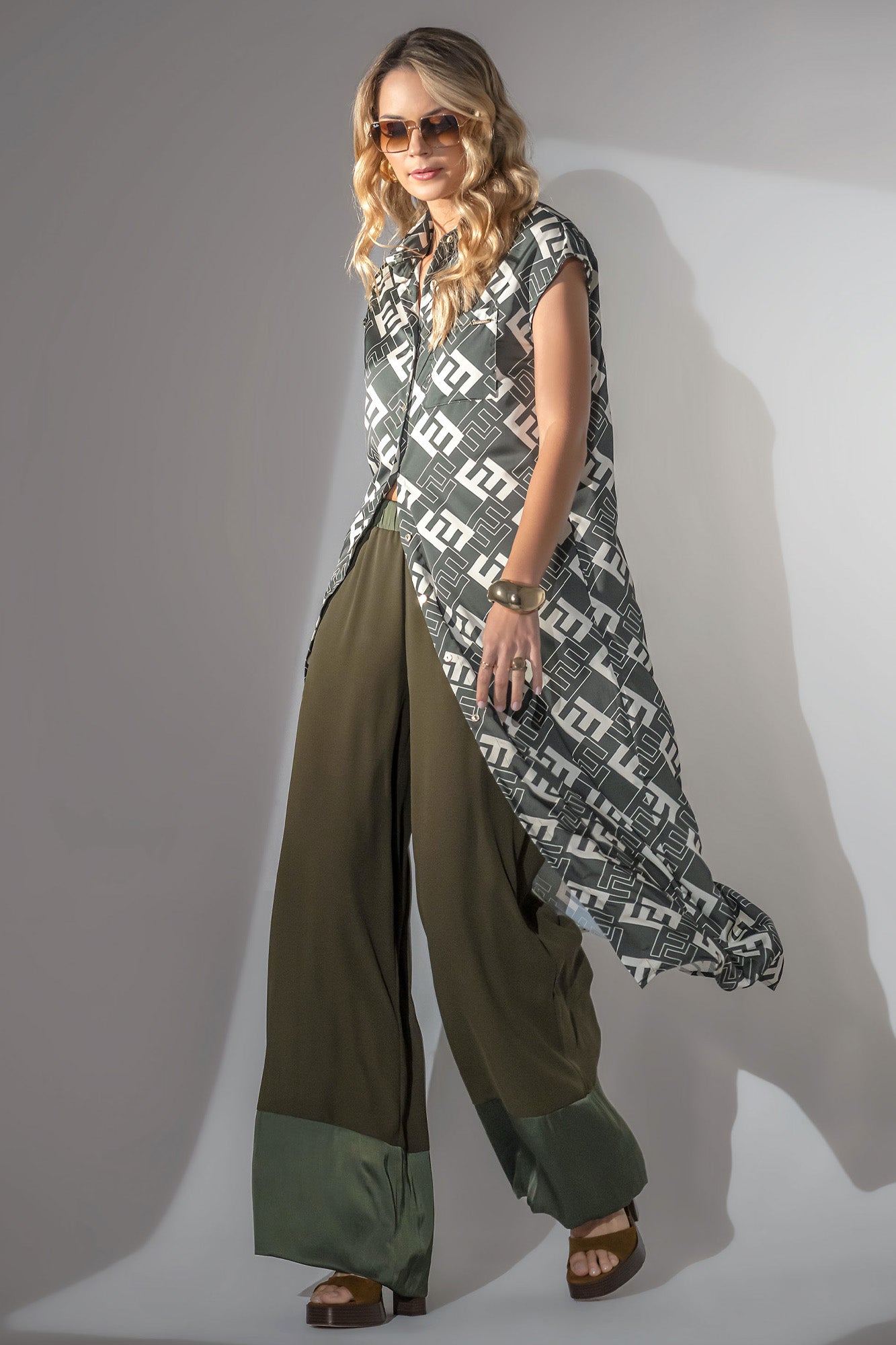Robe en satin monogrammé
