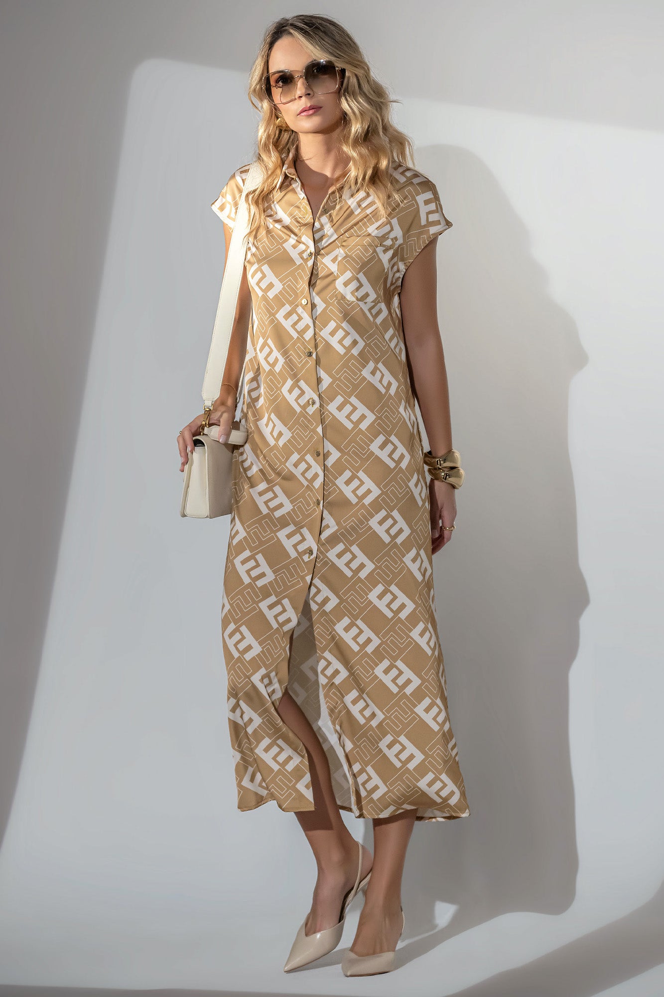 Robe en satin monogrammé