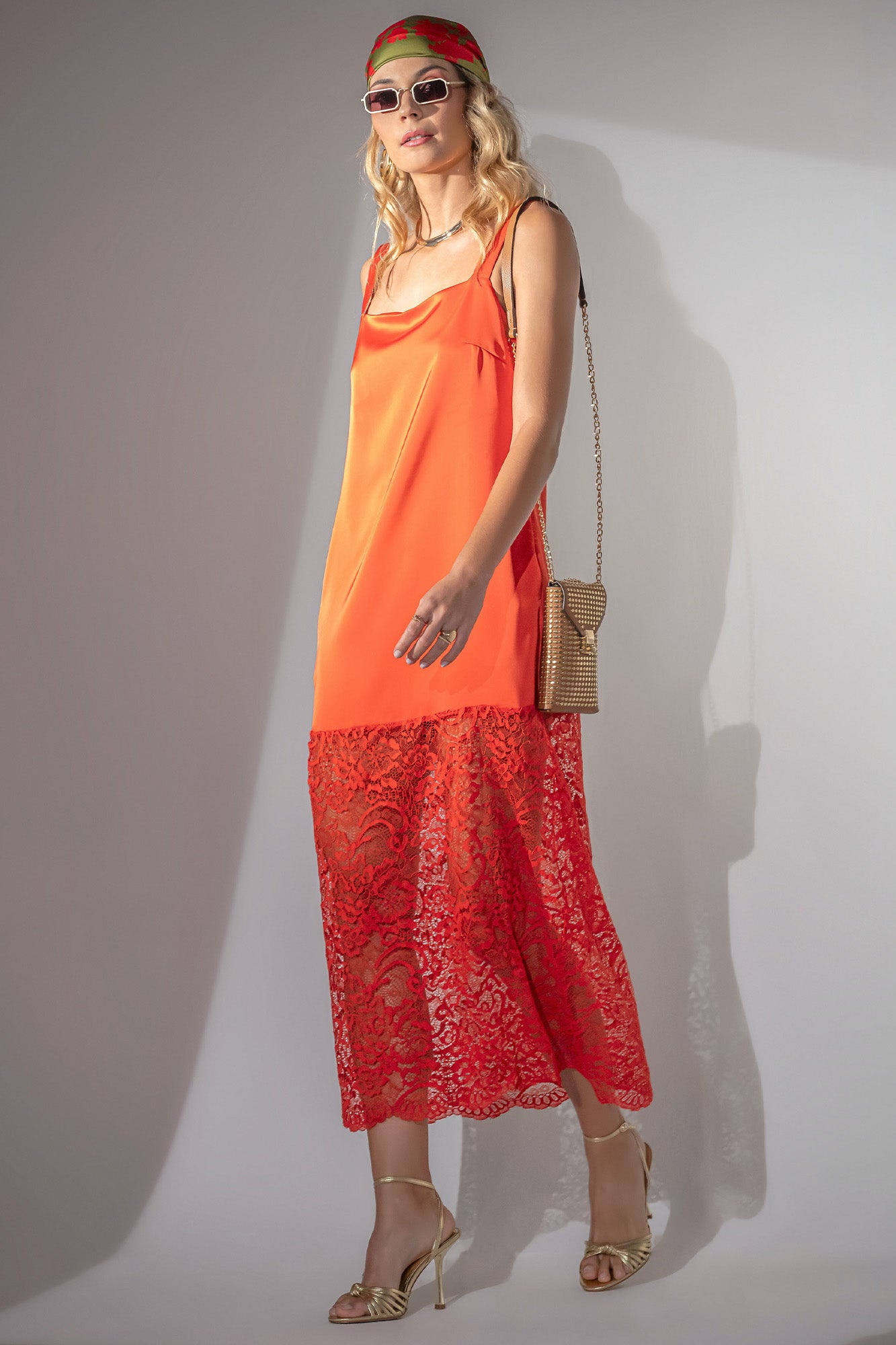 ROBE EN TISSU AVEC INSERTS EN DENTELLE