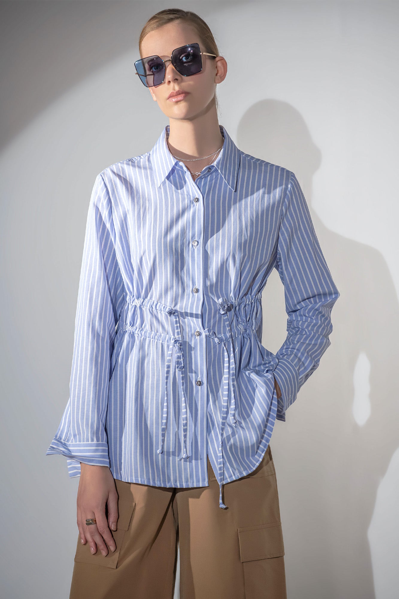 CAMISA TECIDO COM ATILHOS