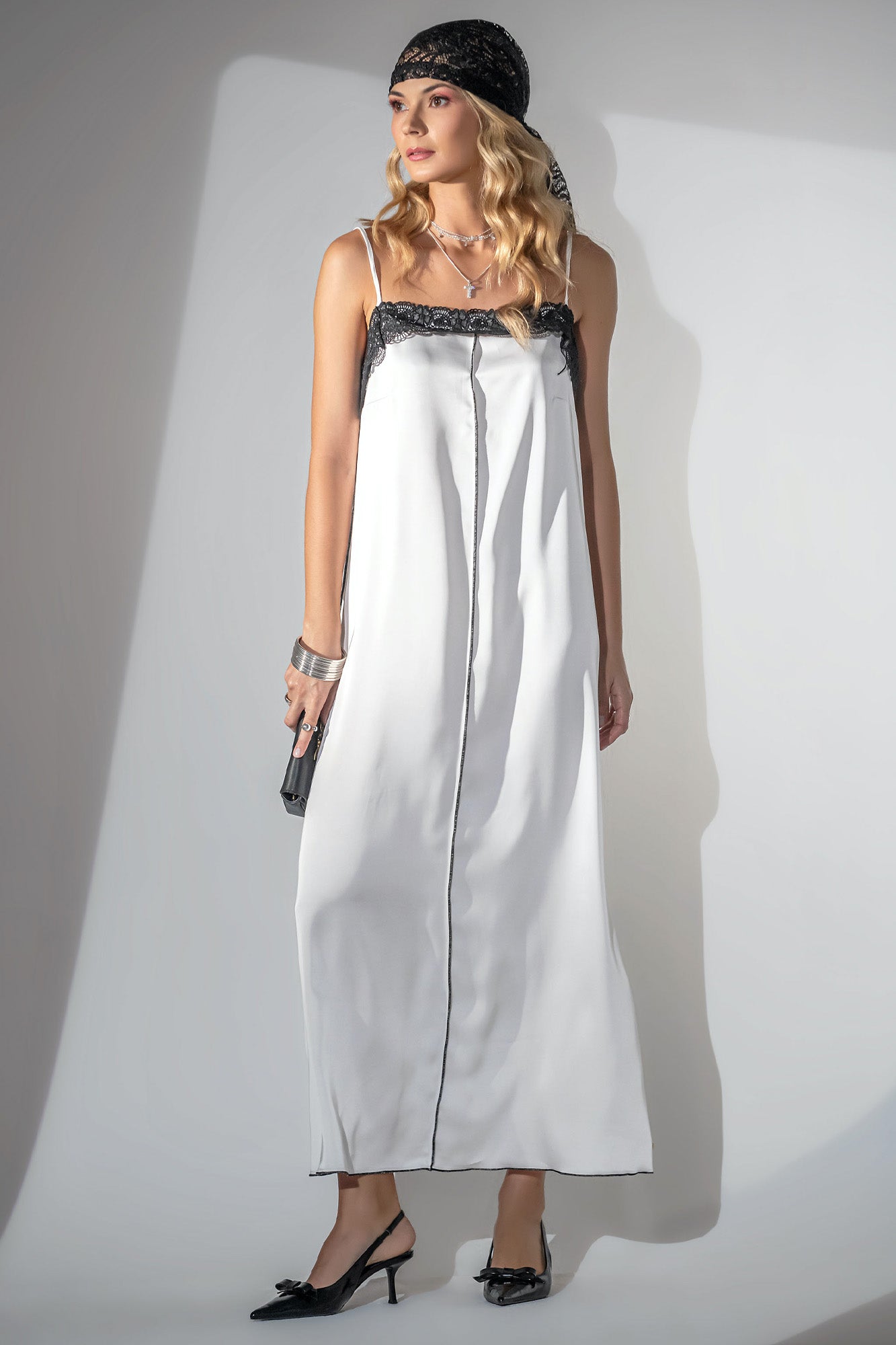 Robe en satin avec ruban de dentelle.