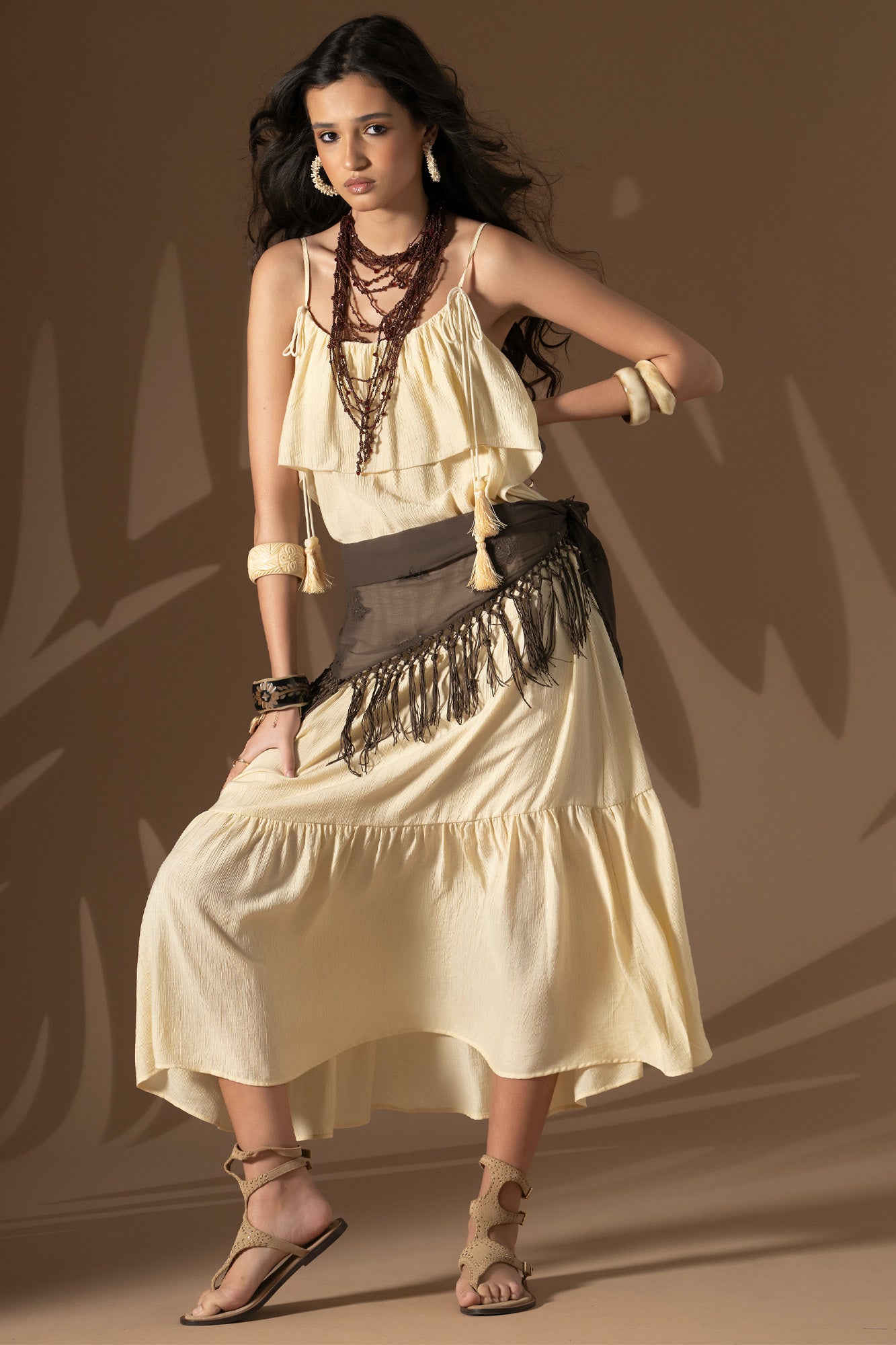VESTIDO COM FOLHOS