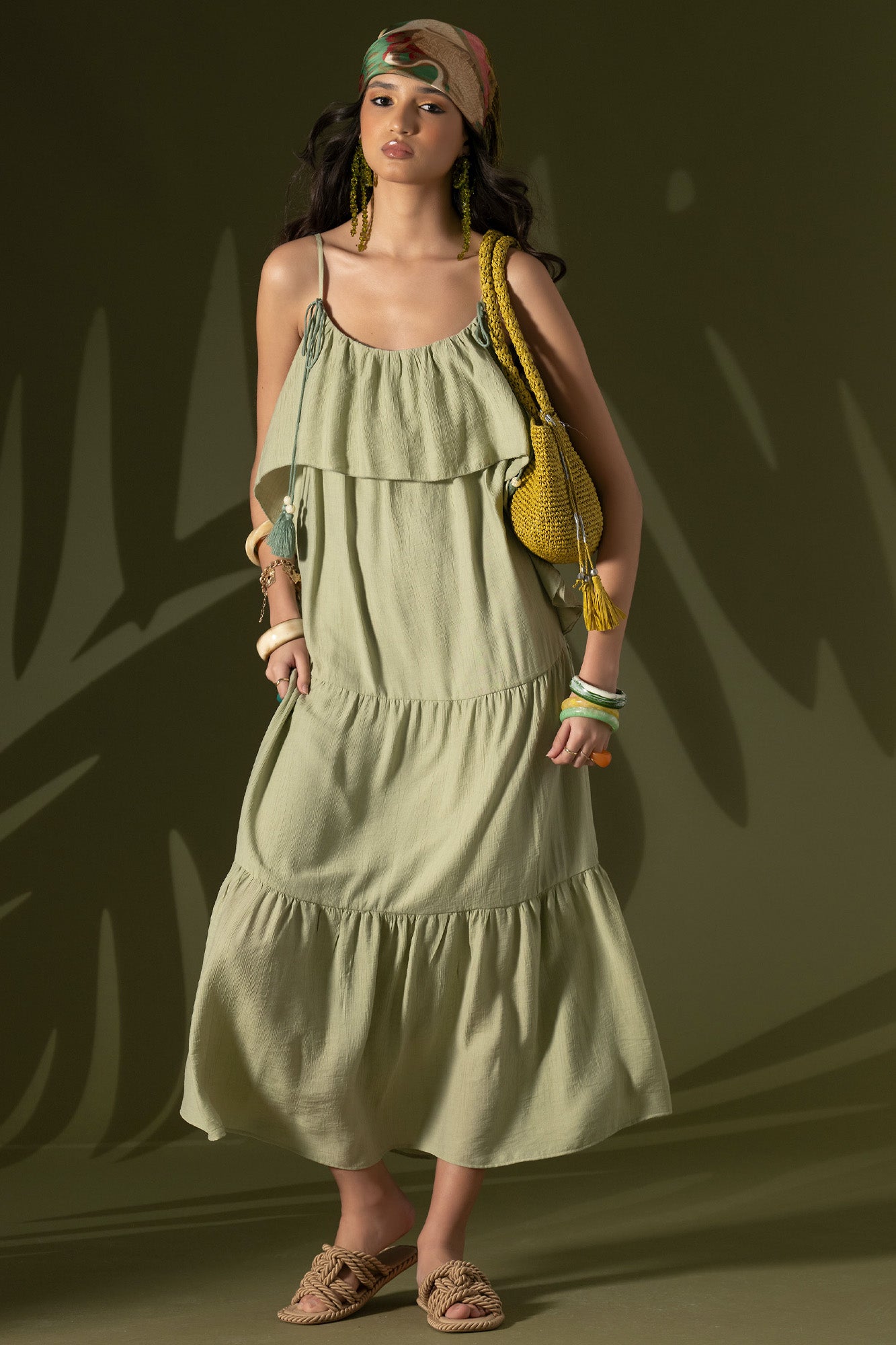 VESTIDO COM FOLHOS