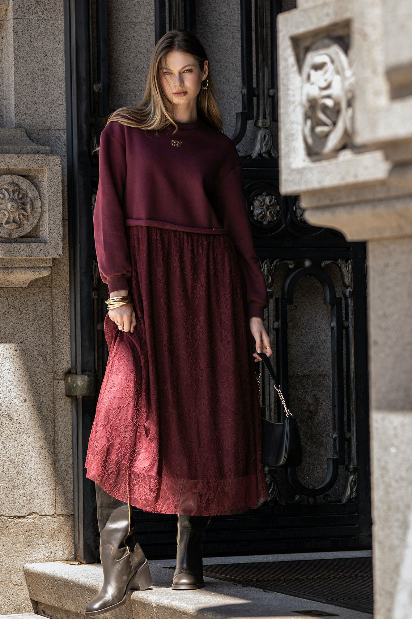 Robe courte en dentelle.