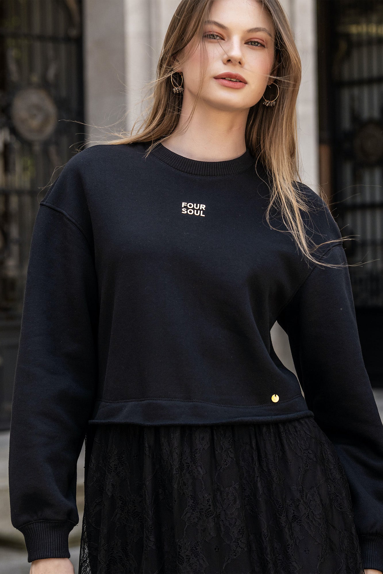 Robe courte en dentelle.
