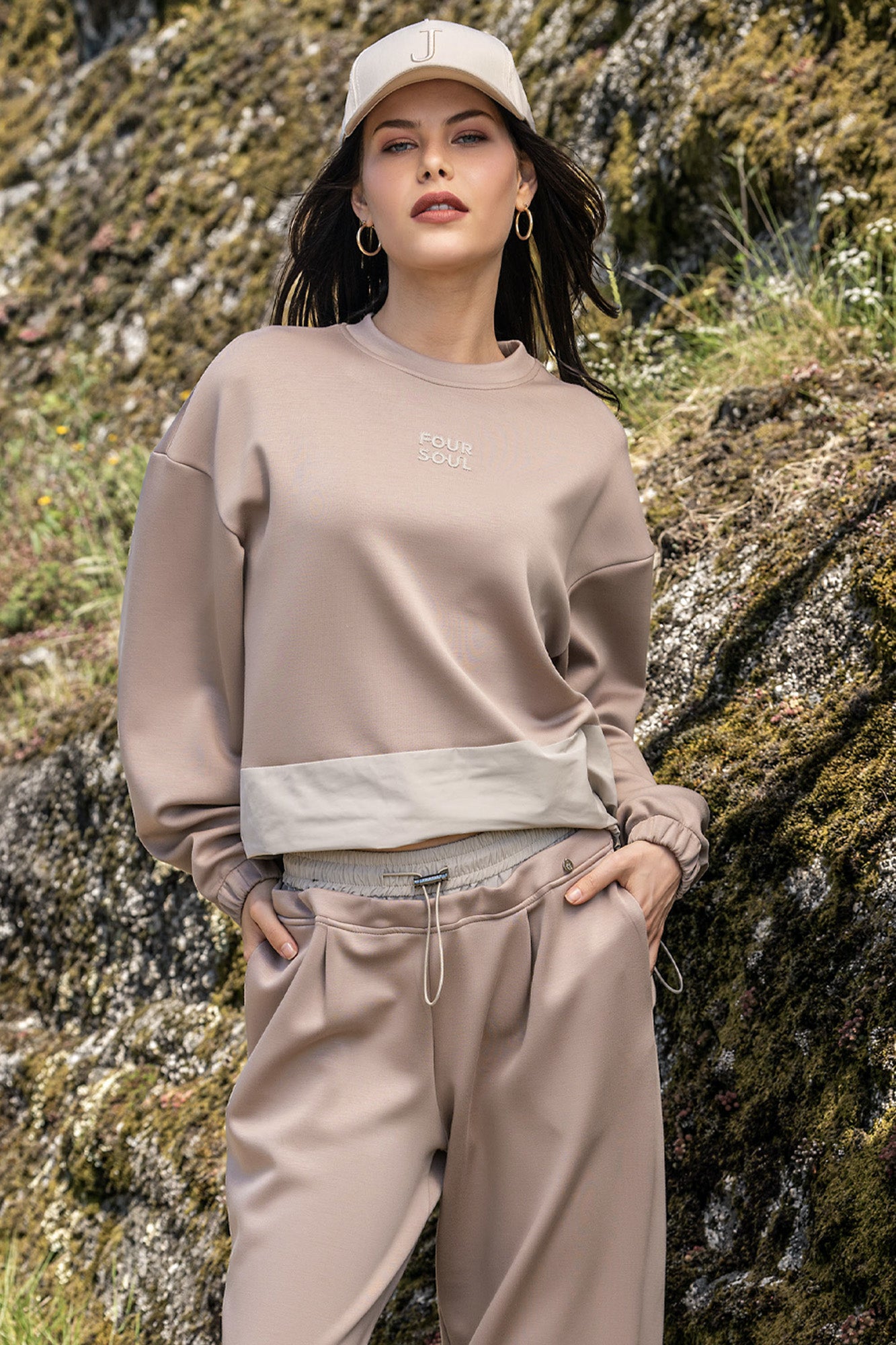 Sweat-shirt avec fermeture en nylon.