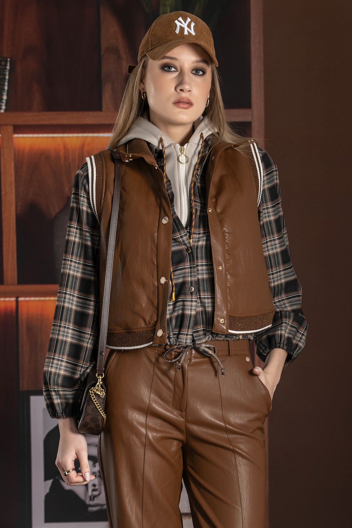 FS26220150 BROWN