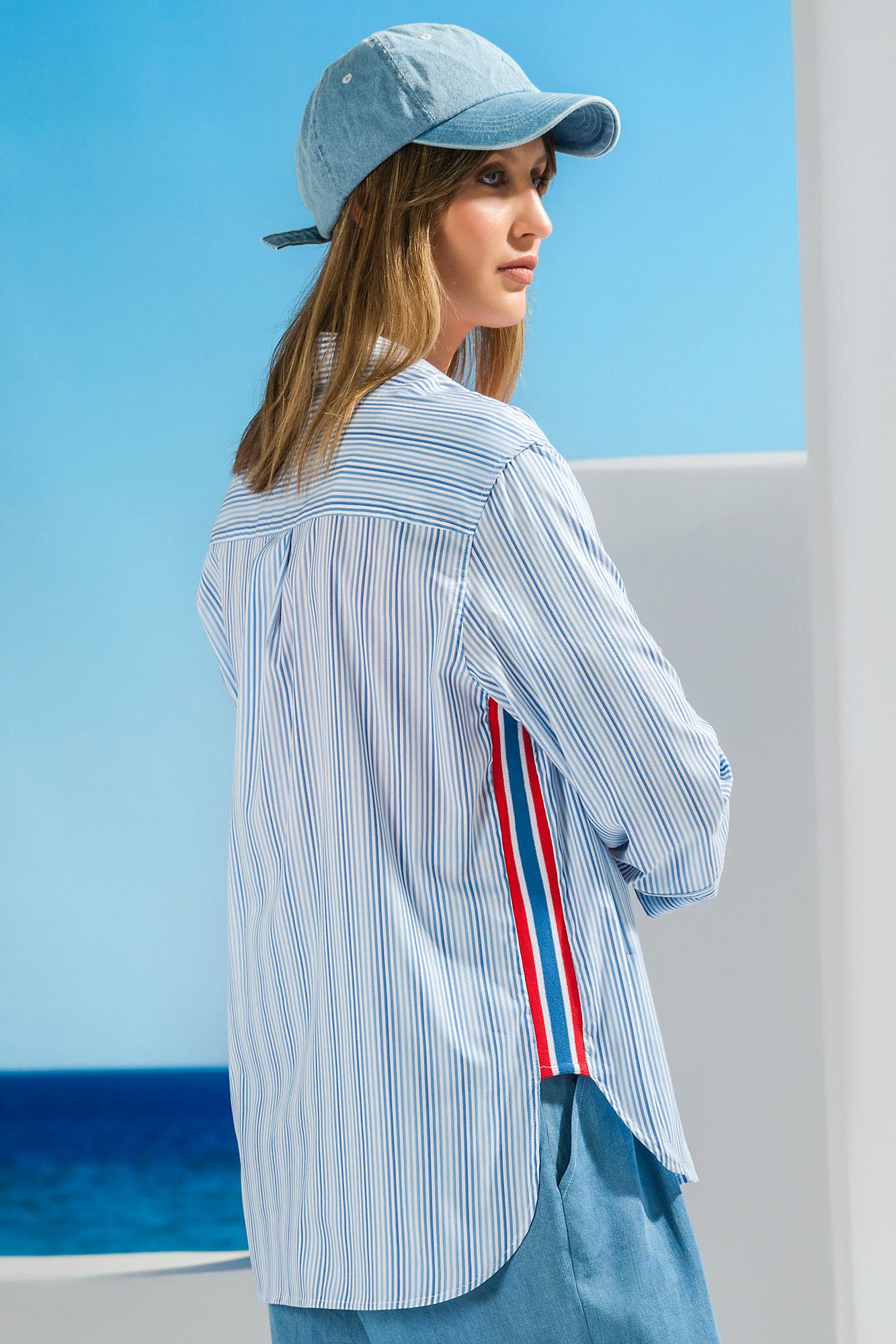 CAMISA COM TIRA