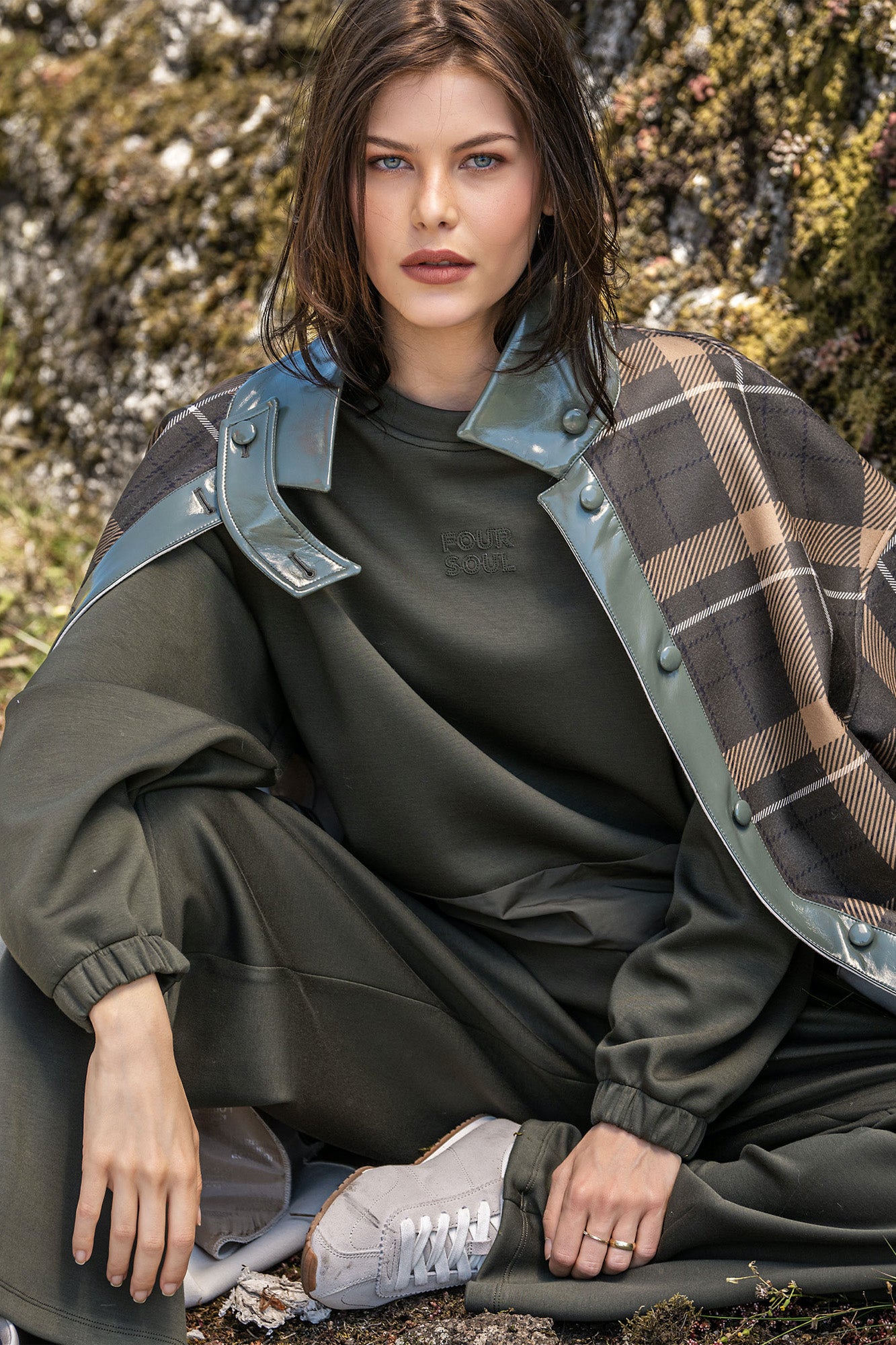 Sweat-shirt avec fermeture en nylon.